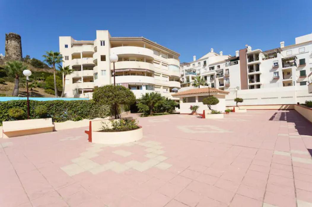Chic Beachfront Flat With Amazing Sea Views And Private Indoor Parking Benalmádena Exteriér fotografie